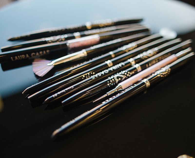 Pinceles y otros accesorios y herramientas necesarios para la manicura.
